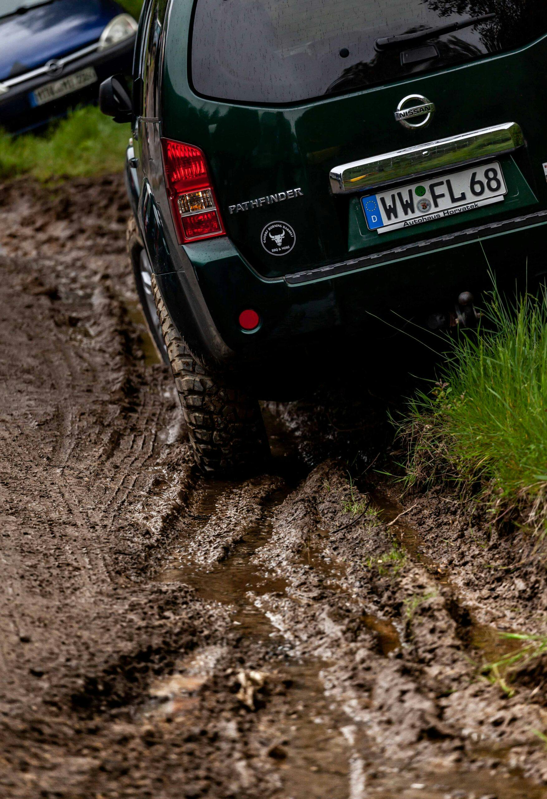 2024 Nürburgring 24 Hours Nissan Pathfinder mud running