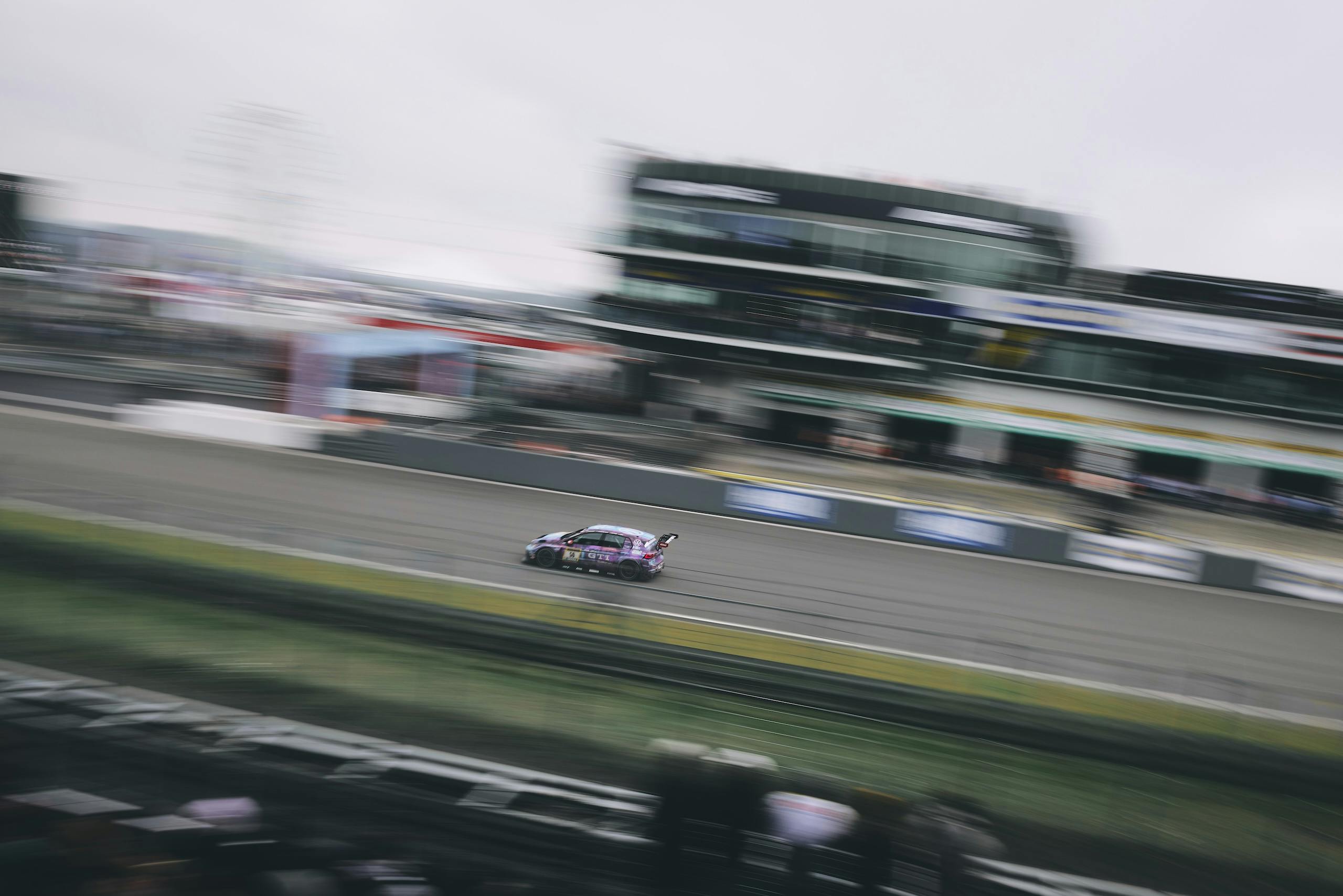 VW GTI Clubsport 24h blur pan wide action